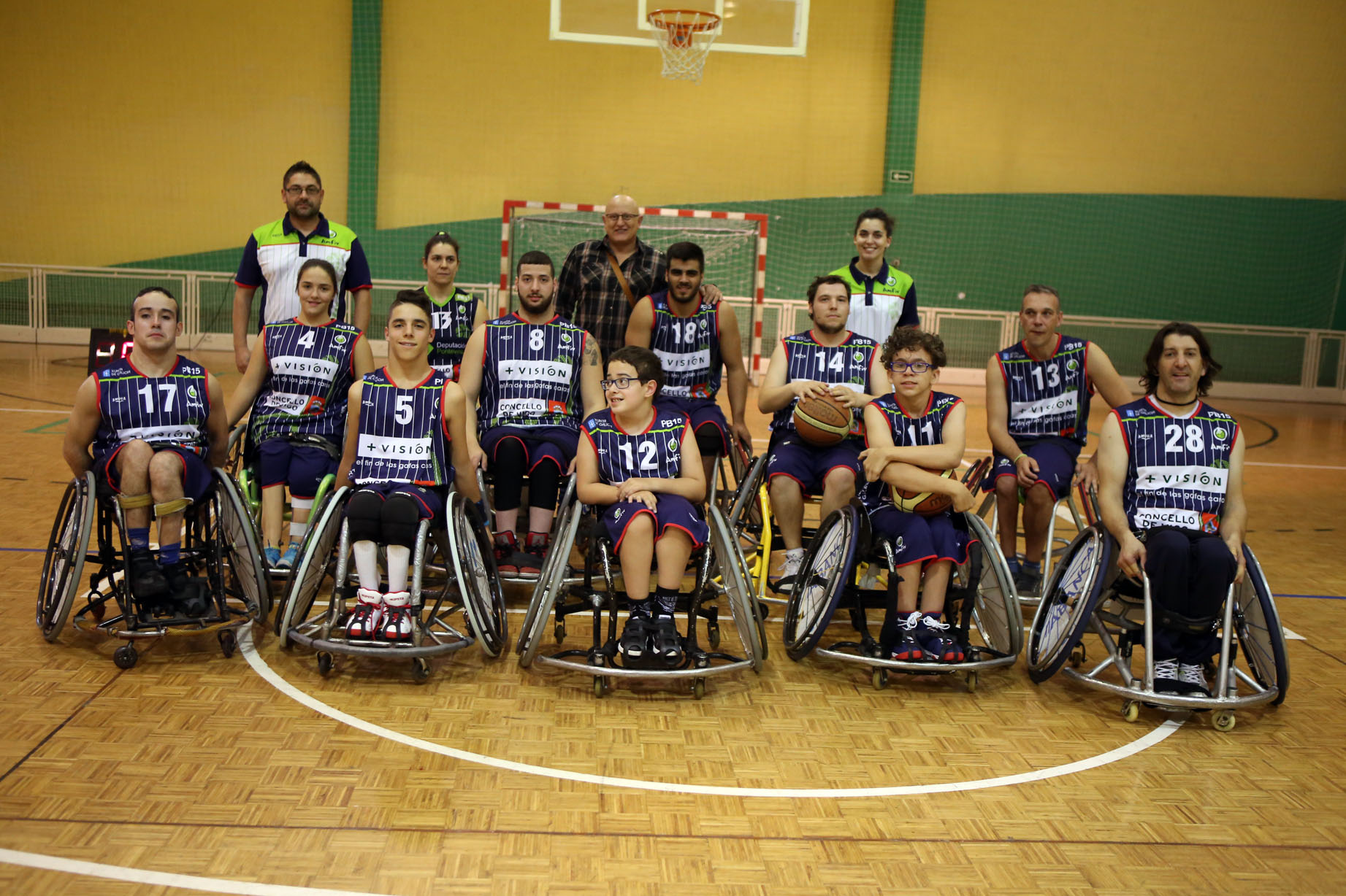Debut del MasVisi&oacute;n Amfiv B, el primer partido en la historia del filial del conjunto vigu&eacute;s saldado con derrota ante el Basketmi ferrolano, equipo que militar&aacute; en la Divisi&oacute;n de Honor, por 65-20